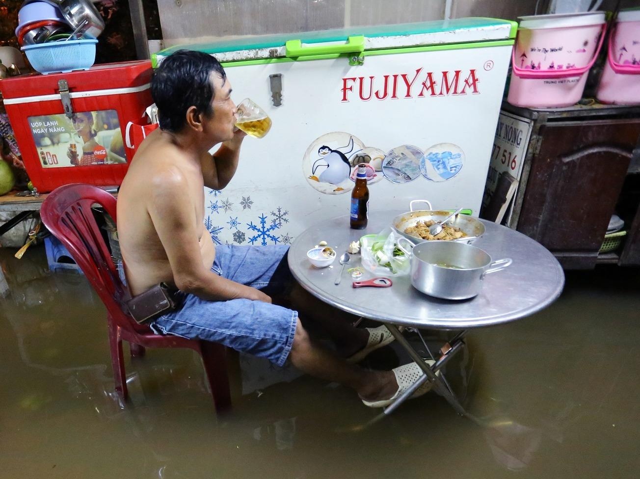 Trieu cuong len dinh 1,62 m, nguoi Sai Gon loi nuoc trong nha hinh anh