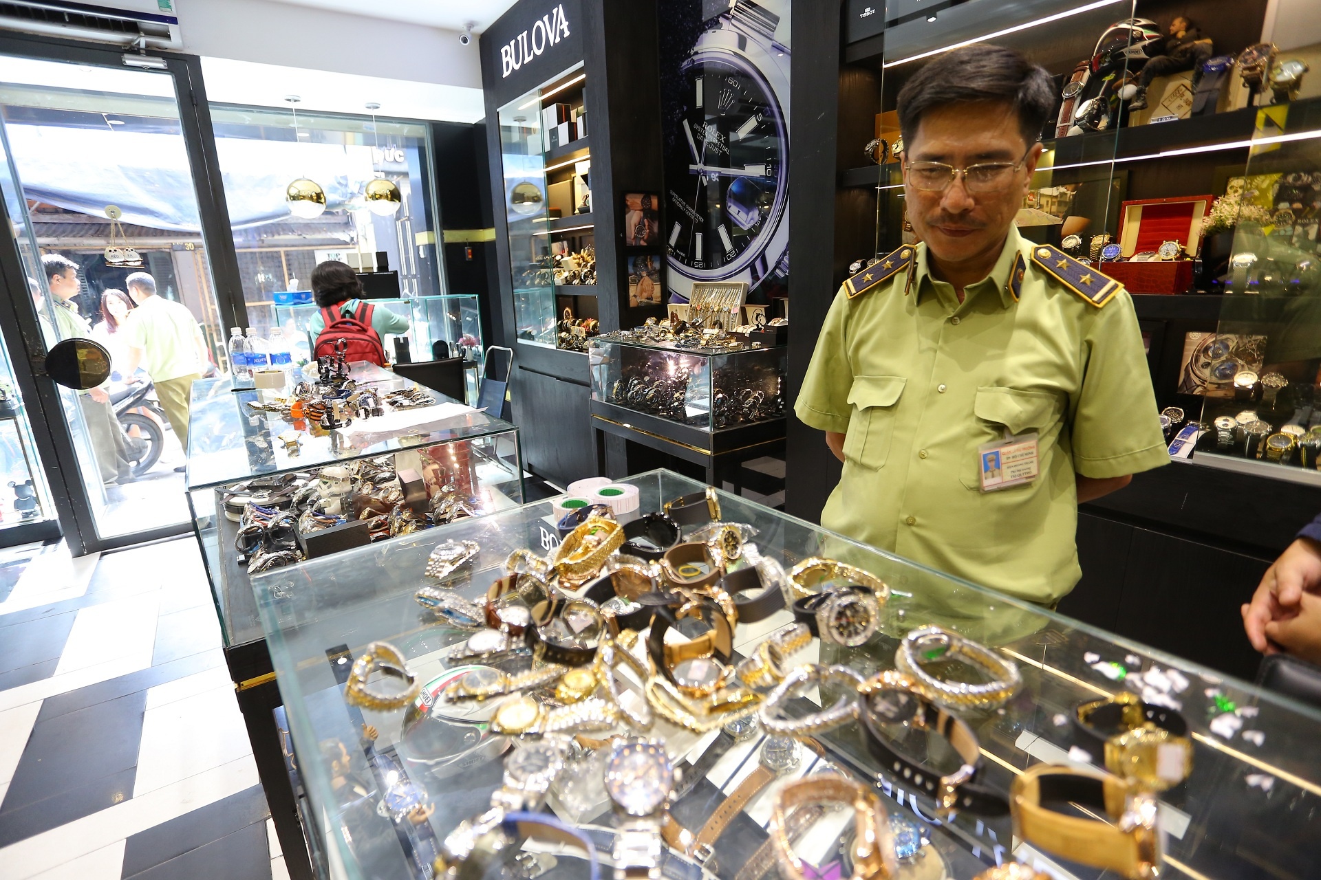 Hon 500 dong ho khong nguon goc bi tam giu o Sai Gon hinh anh