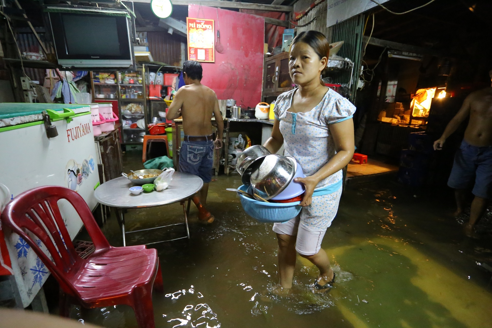 Nguoi Sai Gon loi nuoc bi bom ngay trieu cuong len dinh hinh anh