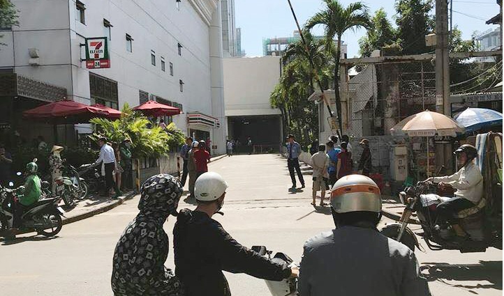 Rot tu lau cao, nguoi dan ong tu vong o trung tam TP.HCM hinh anh