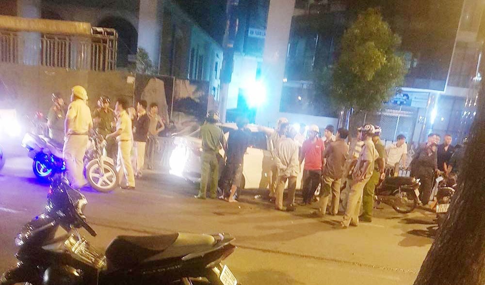 Bat hai nghi can van chuyen sung, ma tuy trong dem o Sai Gon hinh anh
