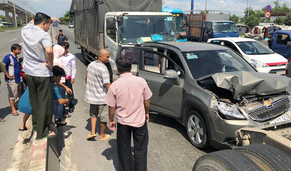 Tai nan lien hoan tren xa lo Ha Noi, 2 nguoi nhap vien hinh anh