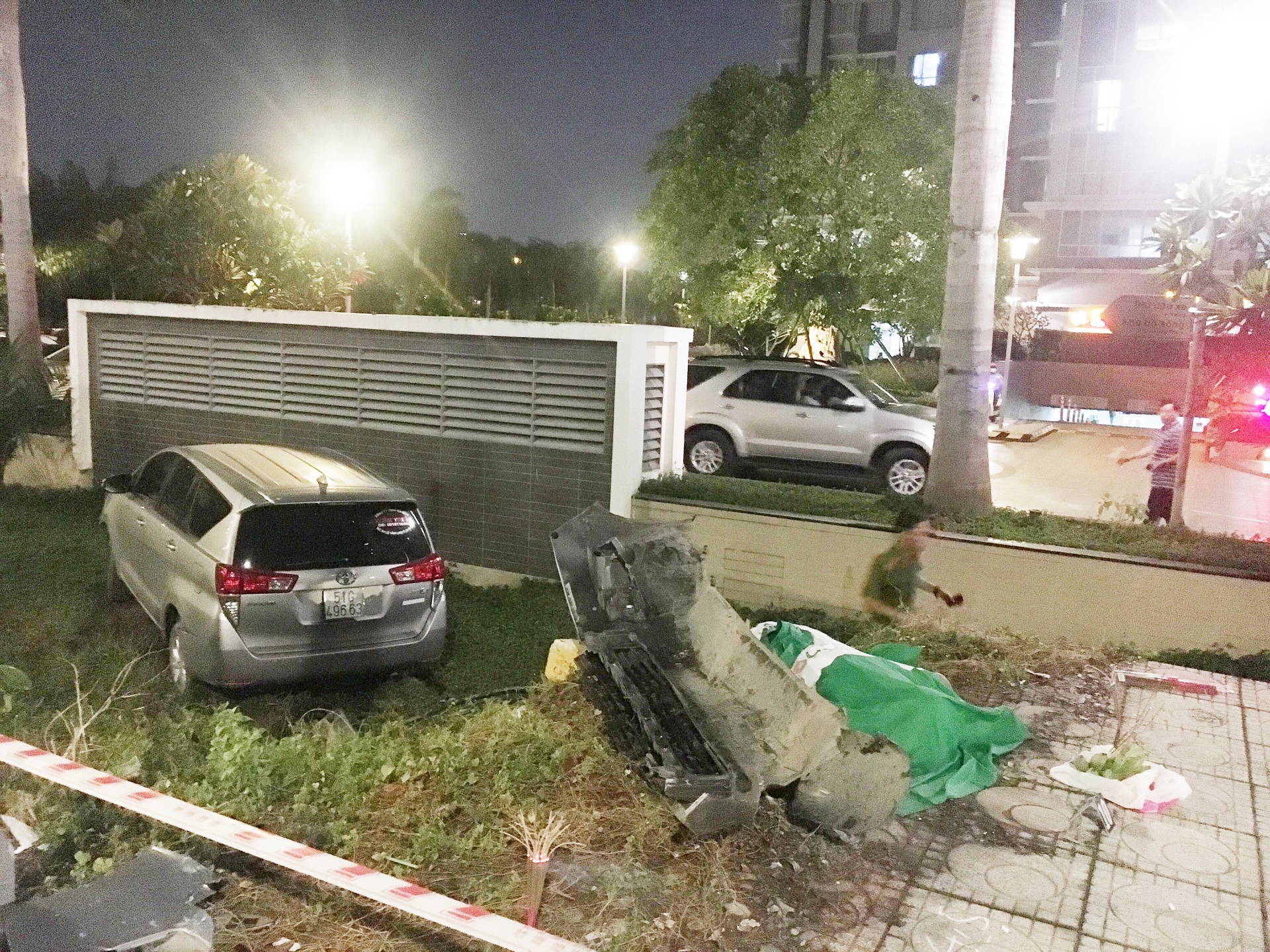 Oto tong 4 xe may, mot nguoi tu vong o Sai Gon hinh anh