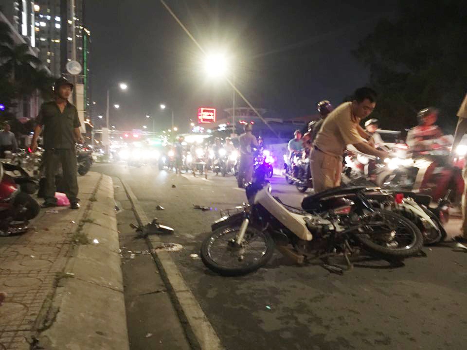 Tai xe gay tai nan lien hoan o quan 7 khai dap nham chan ga hinh anh