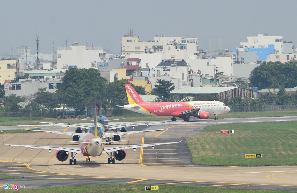 Dung ho chieu gia, hanh khach nuoc ngoai ket hon thang o Tan Son Nhat hinh anh