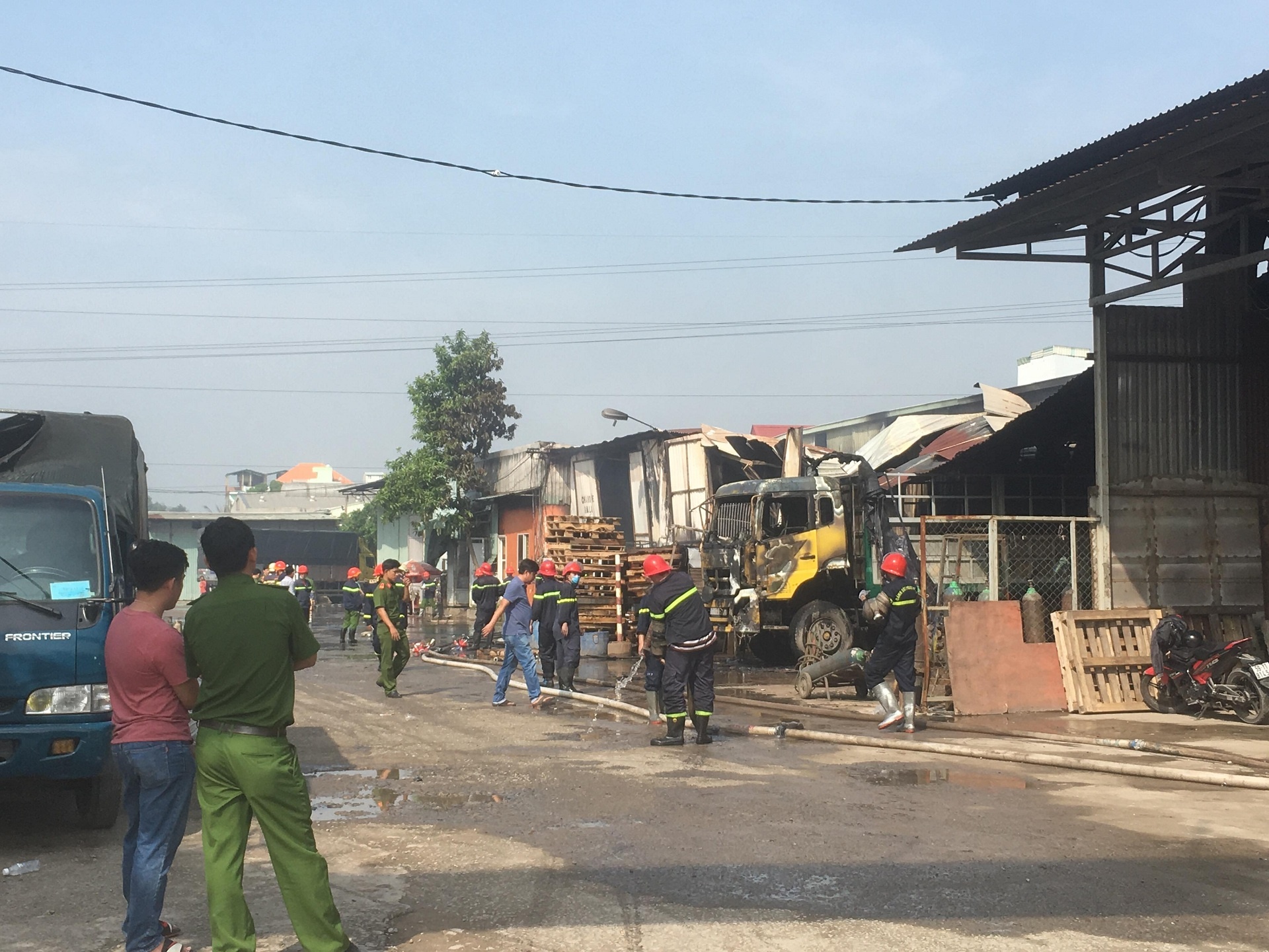 Chay lon tai kho hang o Sai Gon, nhieu ho dan so tan hinh anh