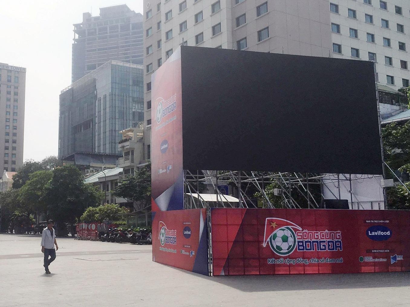 5 man hinh lon o pho Nguyen Hue phuc vu CDV tran Viet Nam - Malaysia hinh anh