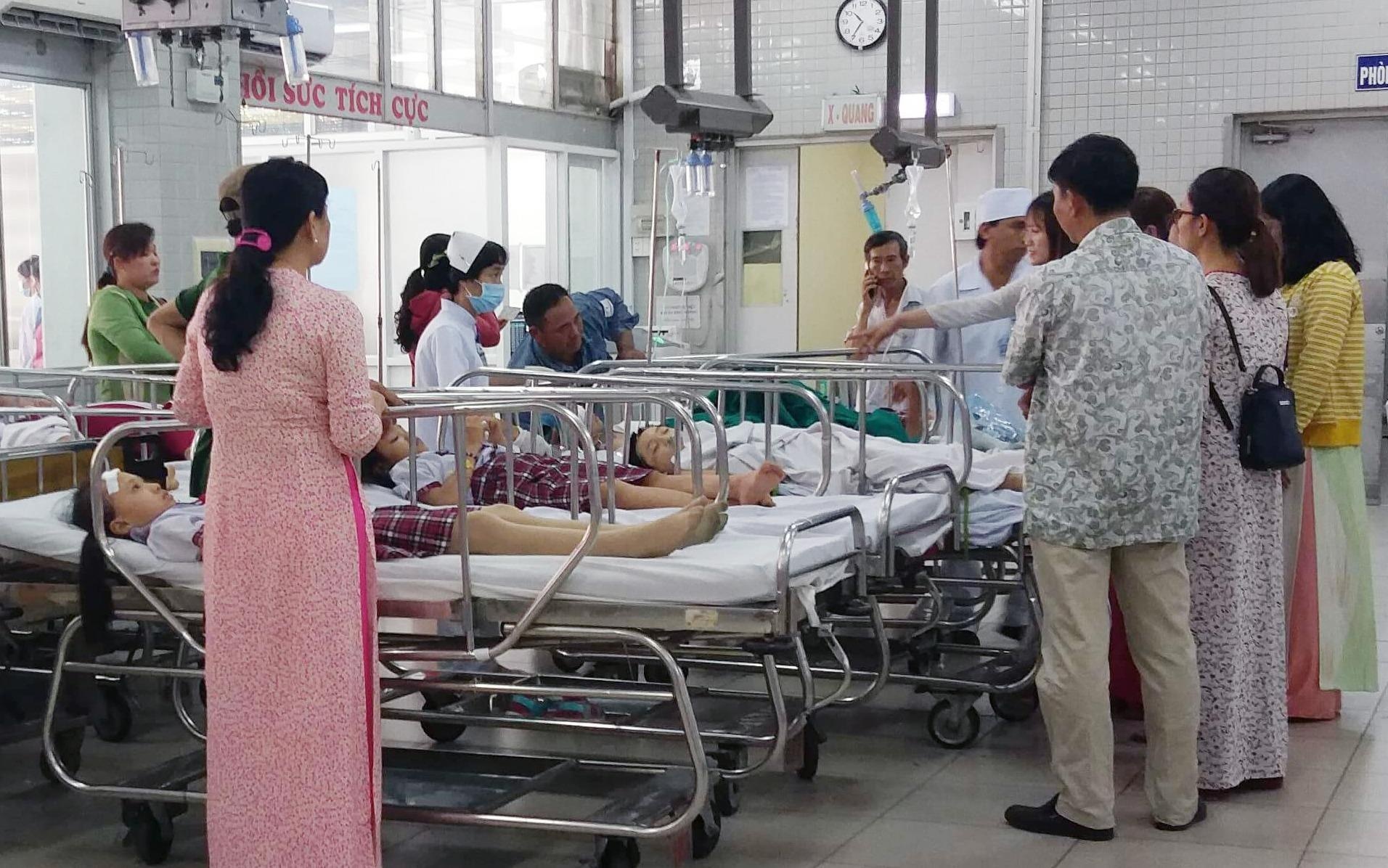 2 hoc sinh phai chi dinh mo trong vu sap gian giao o san truong hinh anh