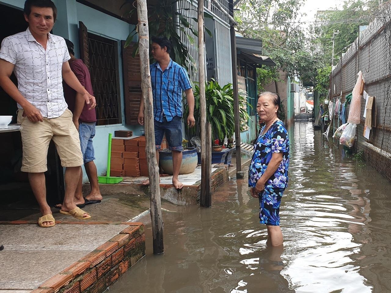 800 ty nang duong Kinh Duong Vuong, nuoc tran vao khu dan cu hinh anh