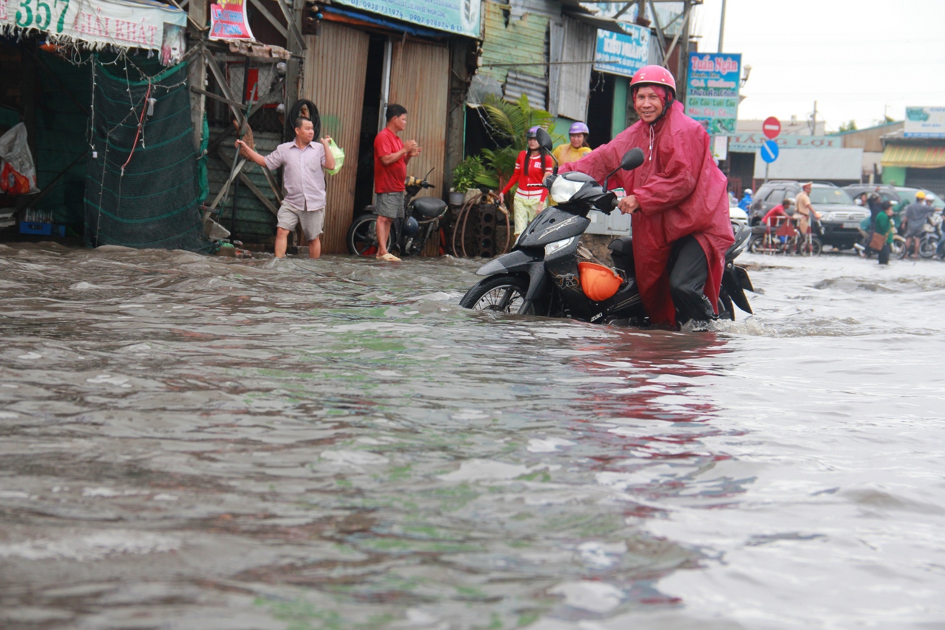Cua ngo phia tay TP.HCM ngap nuoc, ket xe keo dai hinh anh