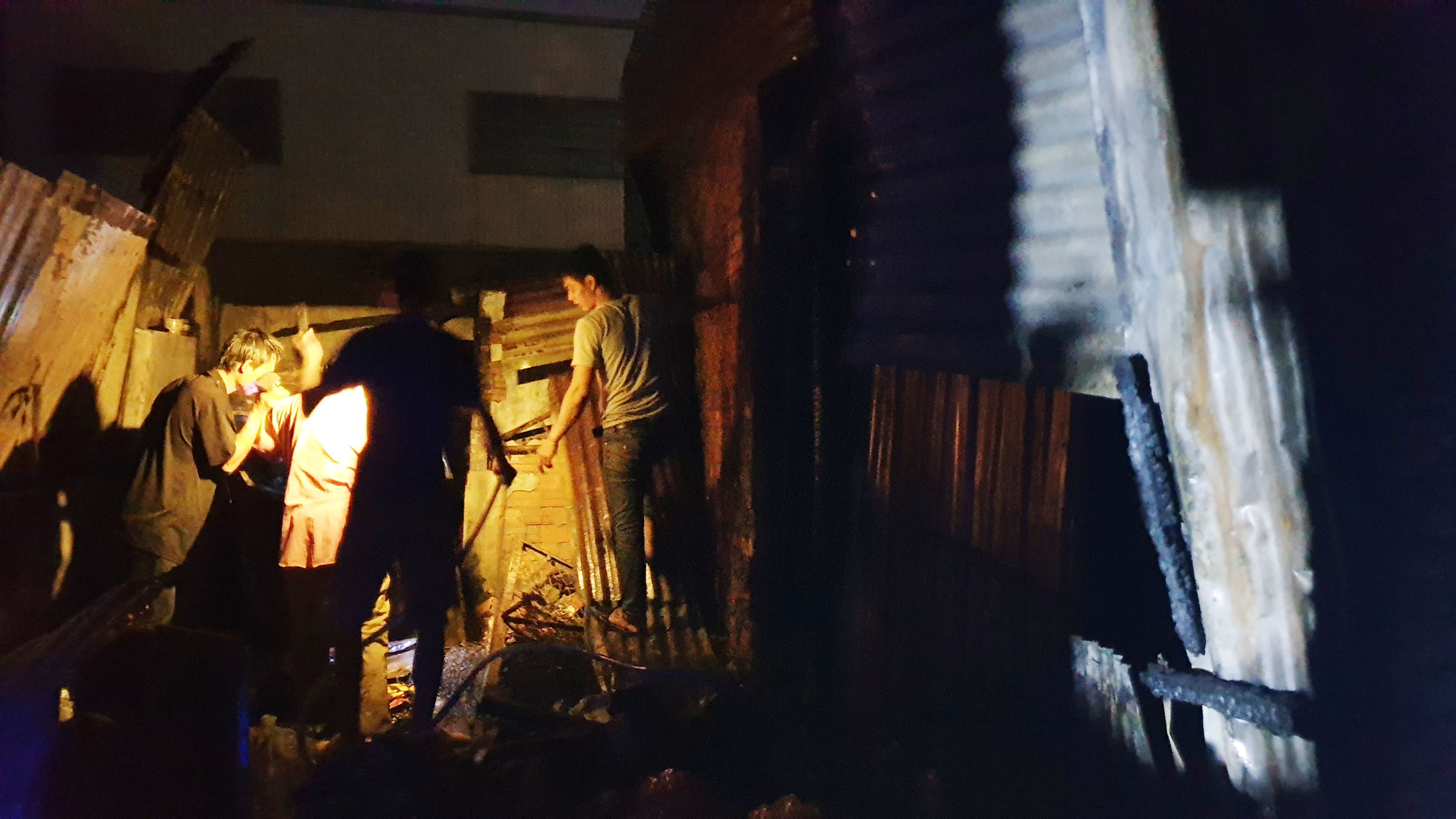 Cuu be trai ngu say trong can nha bi chay lan o Sai Gon hinh anh