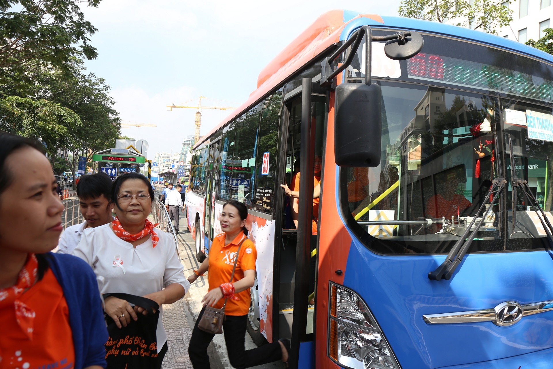Gan loa, camera tren xe buyt Sai Gon de chong quay roi tinh duc hinh anh
