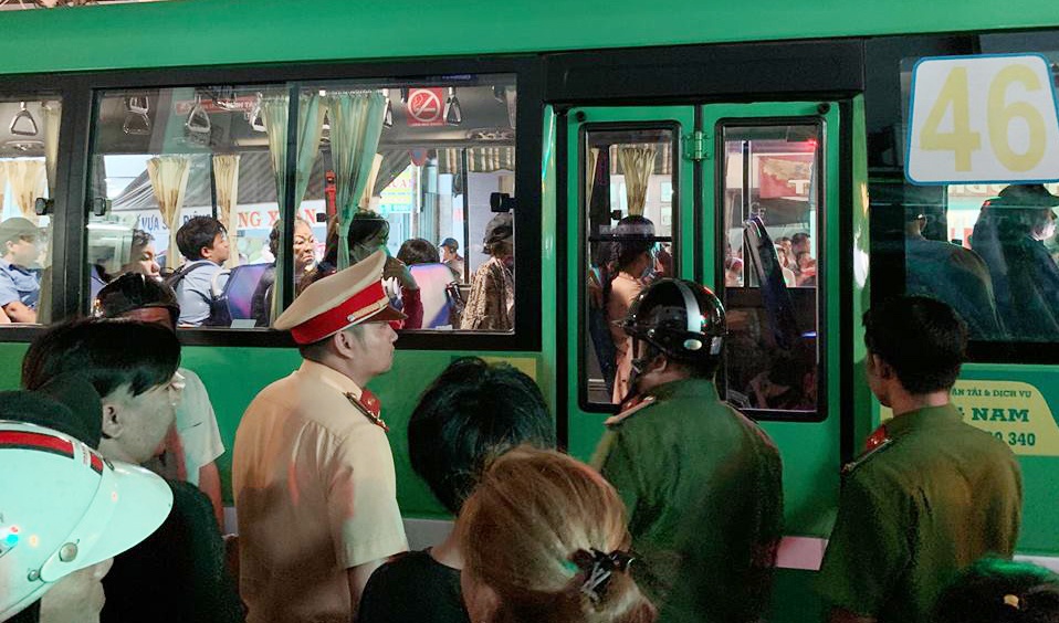 Dinh chi tai xe, tiep vien duoi danh nguoi di duong o Sai Gon hinh anh