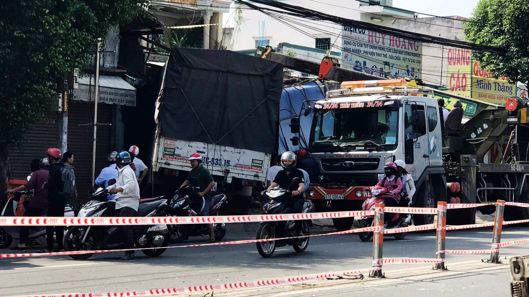 Xe tai no lop, tong sap 2 nha dan o Sai Gon hinh anh