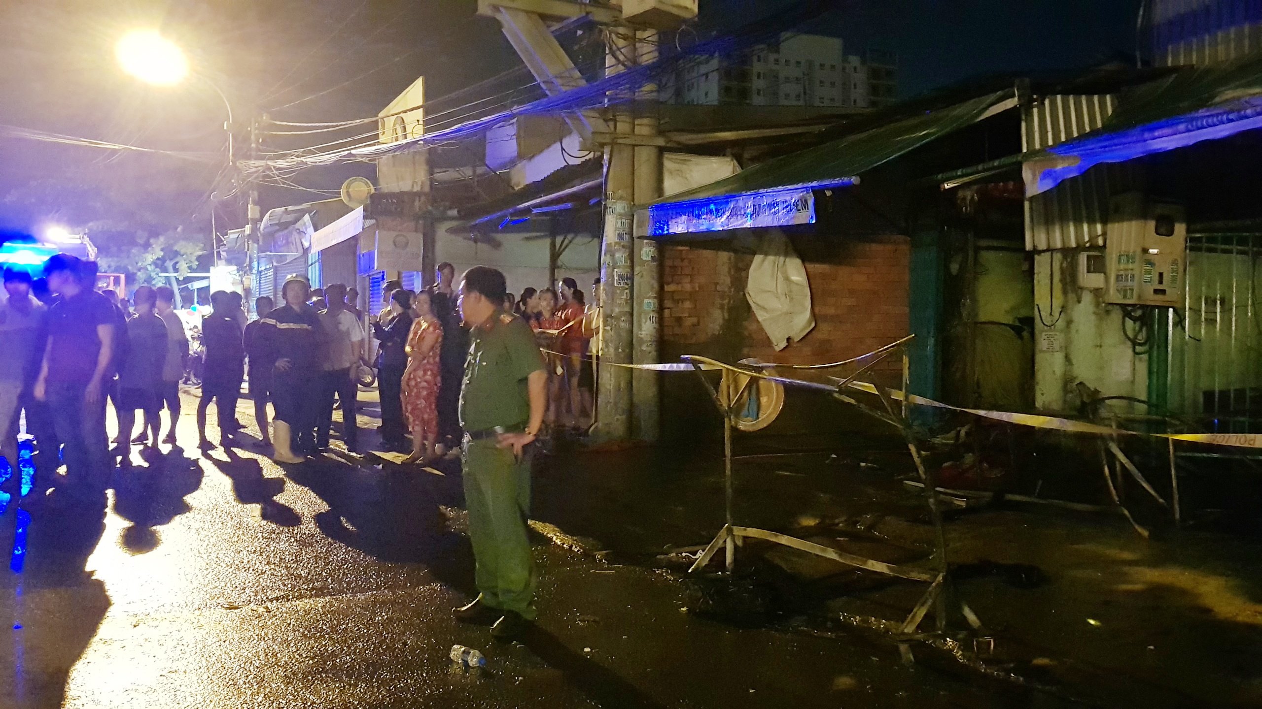 Dap tuong cuu 20 nguoi khoi khu tro chay ngun ngut trong dem o Sai Gon hinh anh