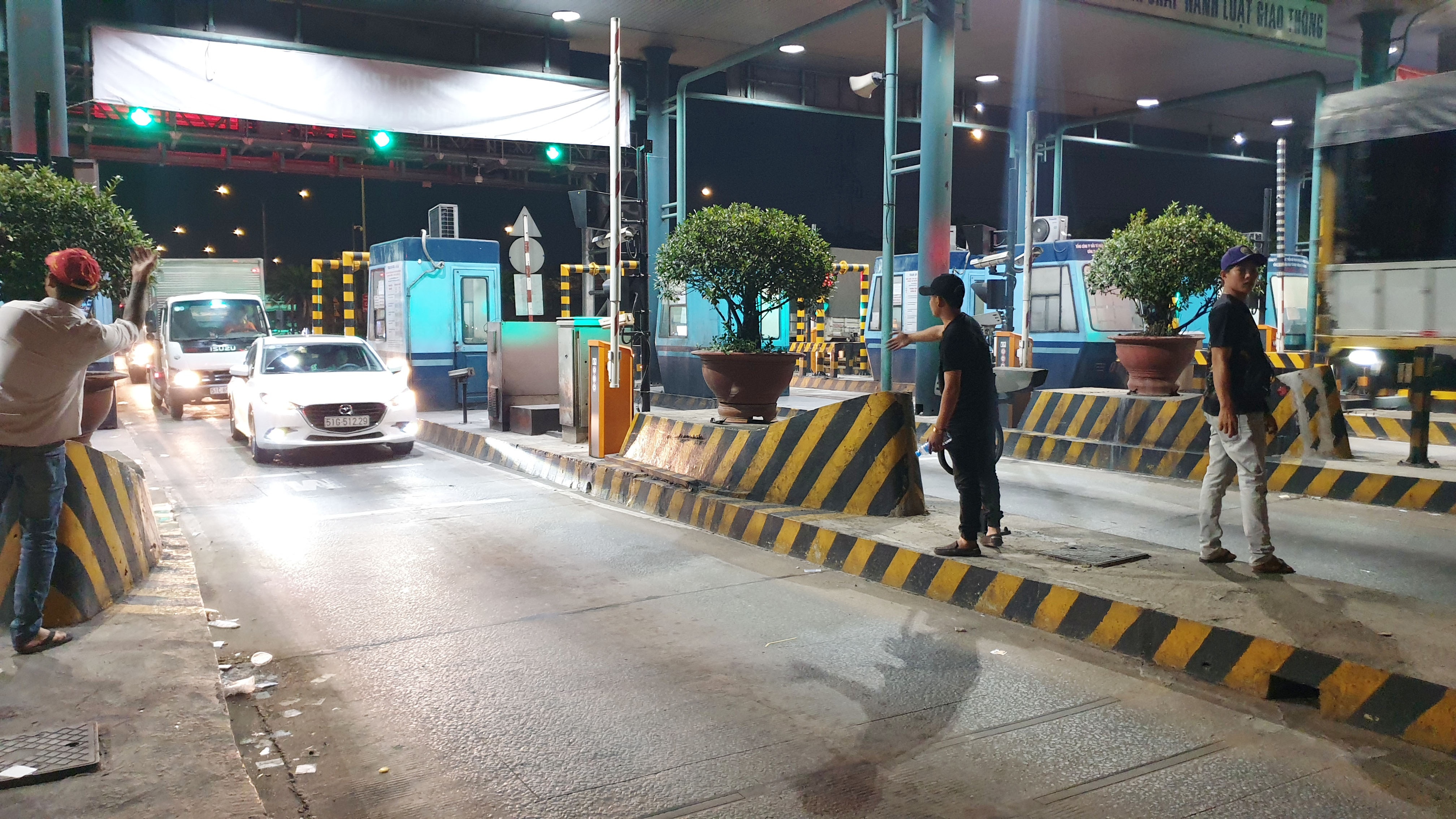 Tai xe dung oto phan doi thu phi, BOT An Suong - An Lac xa tram hinh anh