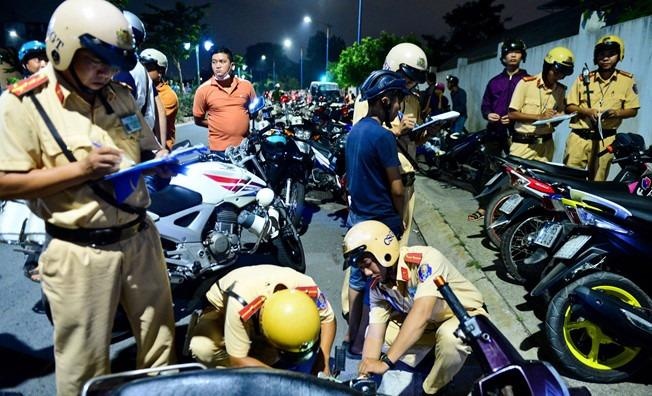 Xu phat nhieu nguoi qua khich khi di 'bao' dem qua o Sai Gon hinh anh