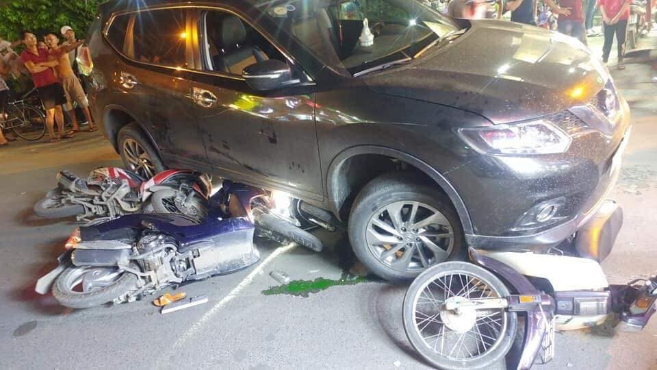 Oto Nissan tong lien hoan 5 xe may o Sai Gon, 4 nguoi nhap vien hinh anh