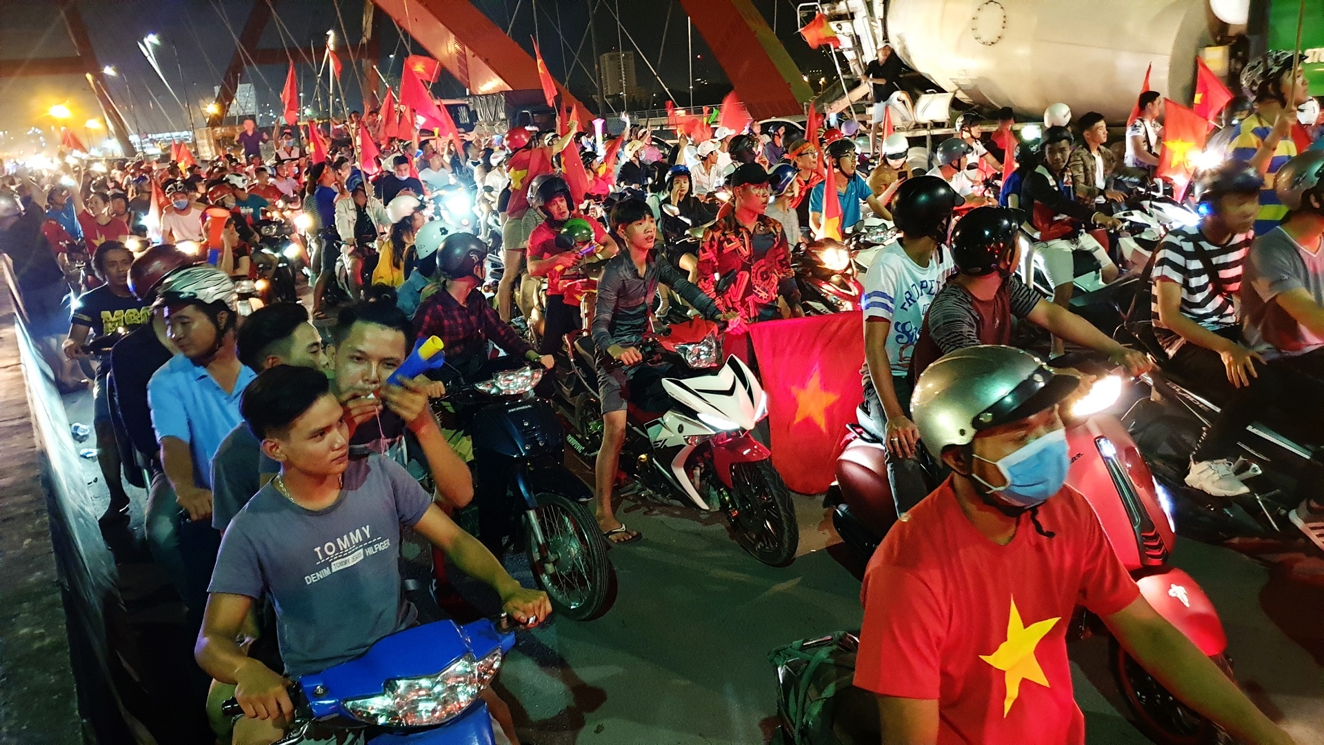 Nguoi Sai Gon 'di bao', oto va container dung banh tren cau Binh Loi hinh anh