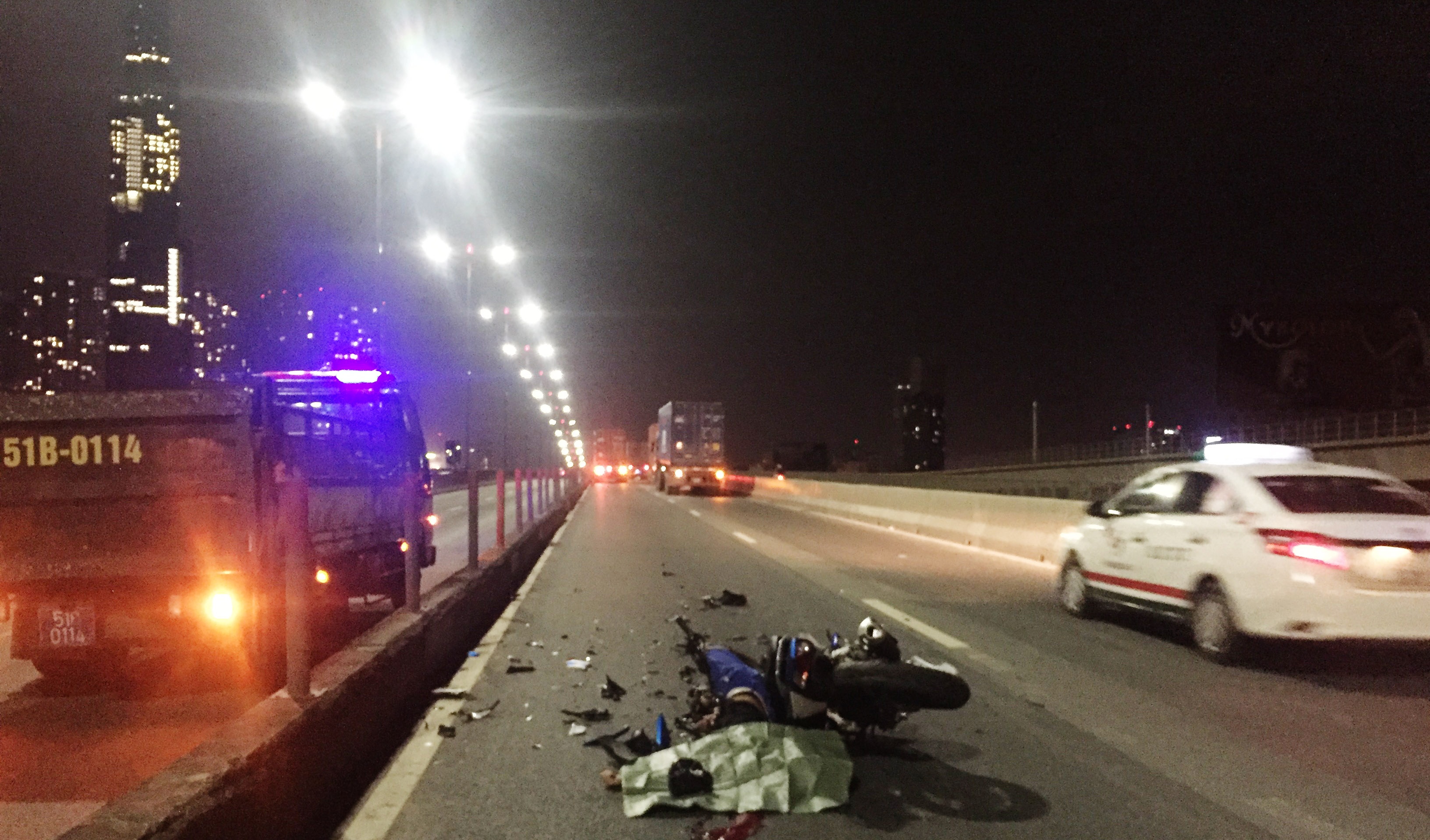 Va cham xe dau keo container, nam thanh nien tu vong tren cau Sai Gon hinh anh