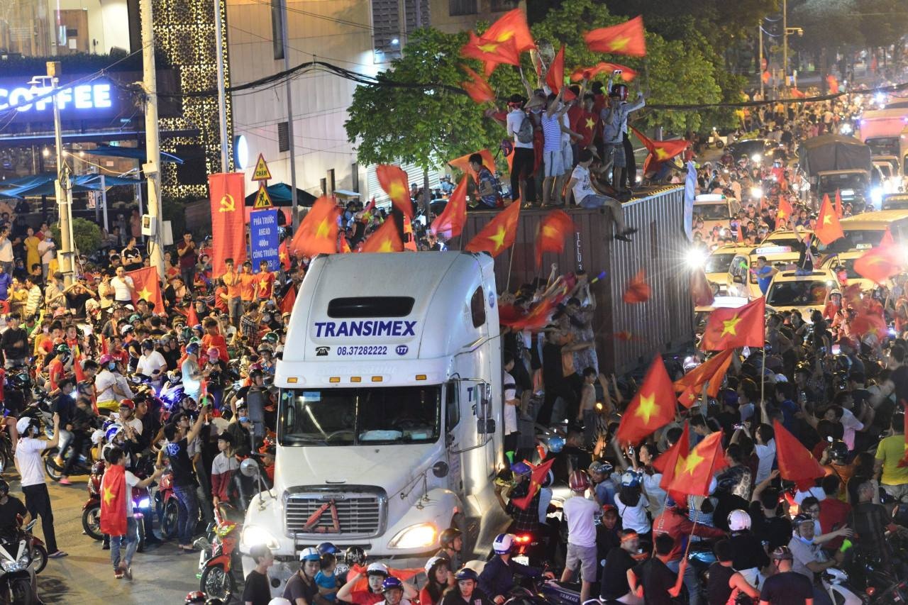 TP.HCM cam xe tai nang luu thong phuc vu nguoi ham mo xem bong da hinh anh