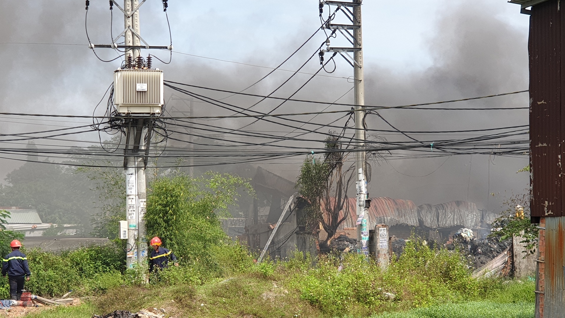 Hon 5 gio khong che ngon lua thieu rui xuong nhua o Sai Gon hinh anh