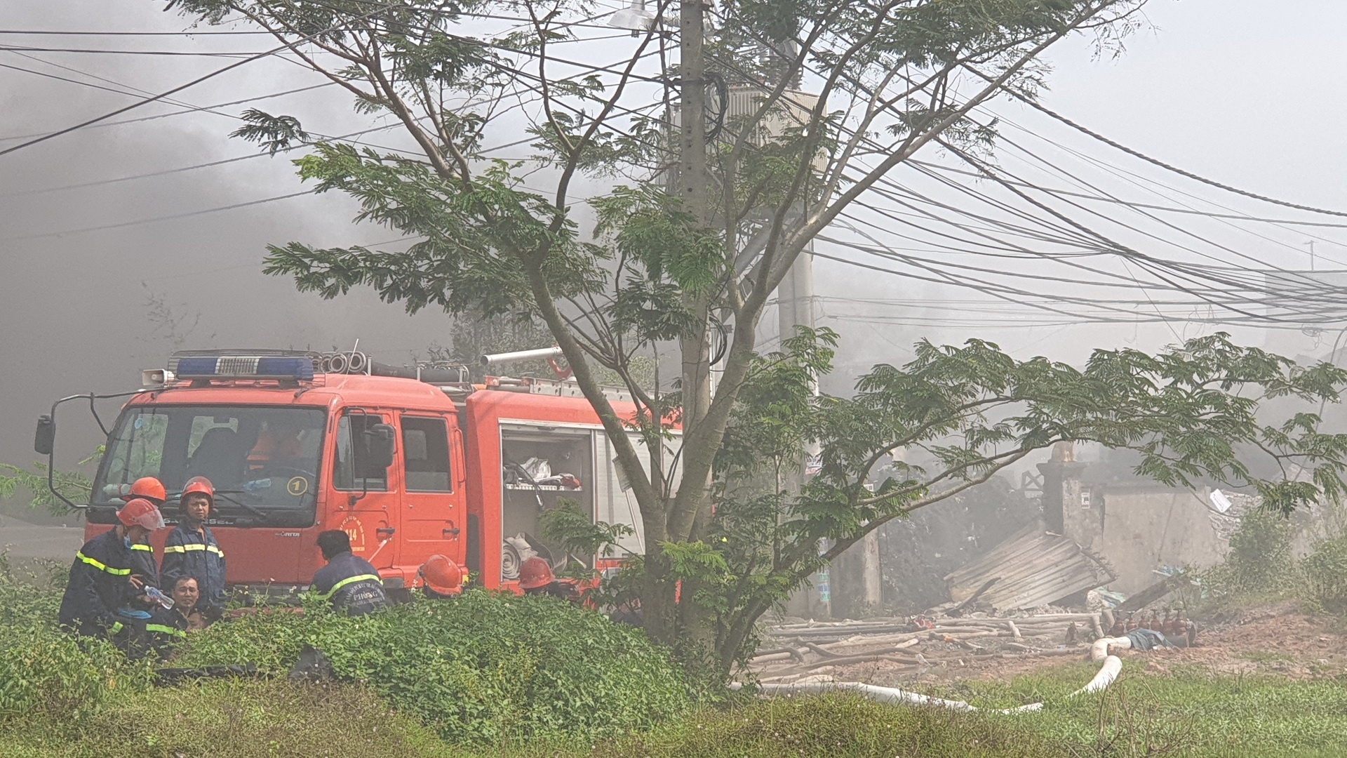 Xuong san xuat do nhua boc chay hinh anh