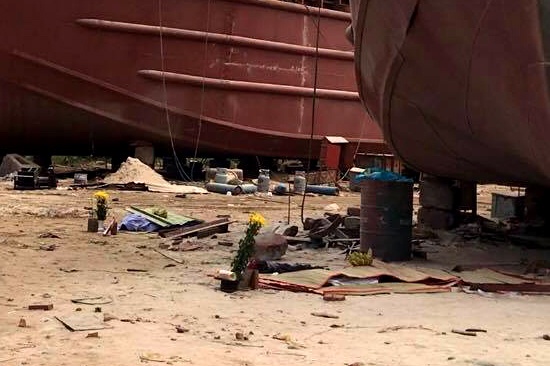 'Con tau phat no vua moi son xong hom qua' hinh anh