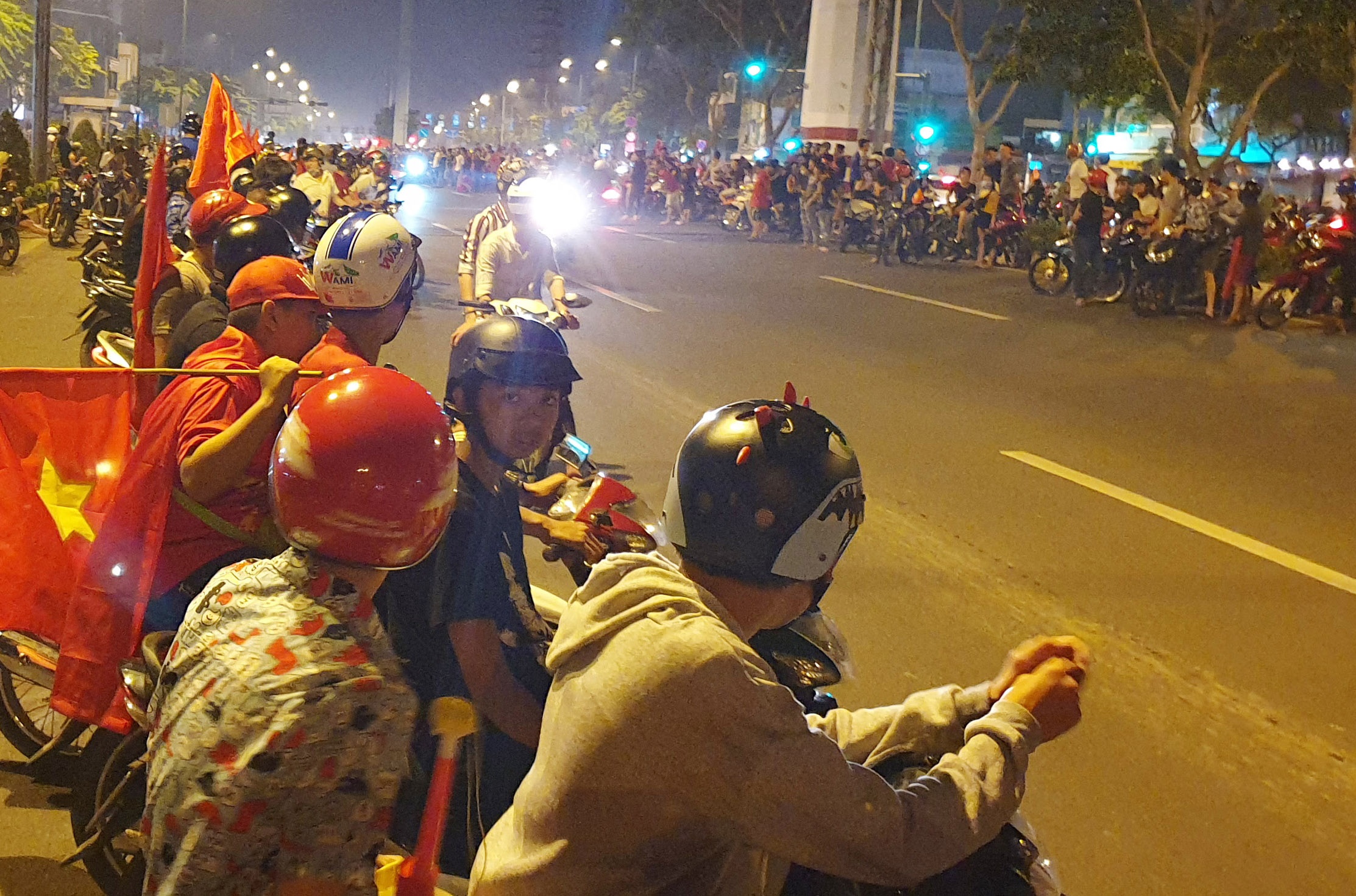 'Quai xe' o Sai Gon dua xe nao loan sau khi Viet Nam vo dich bong da hinh anh