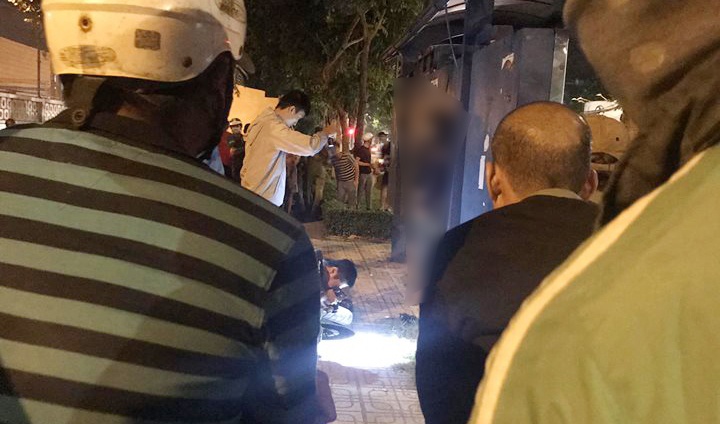 Nam thanh nien chet trong tu the treo co sau nha cho xe buyt hinh anh