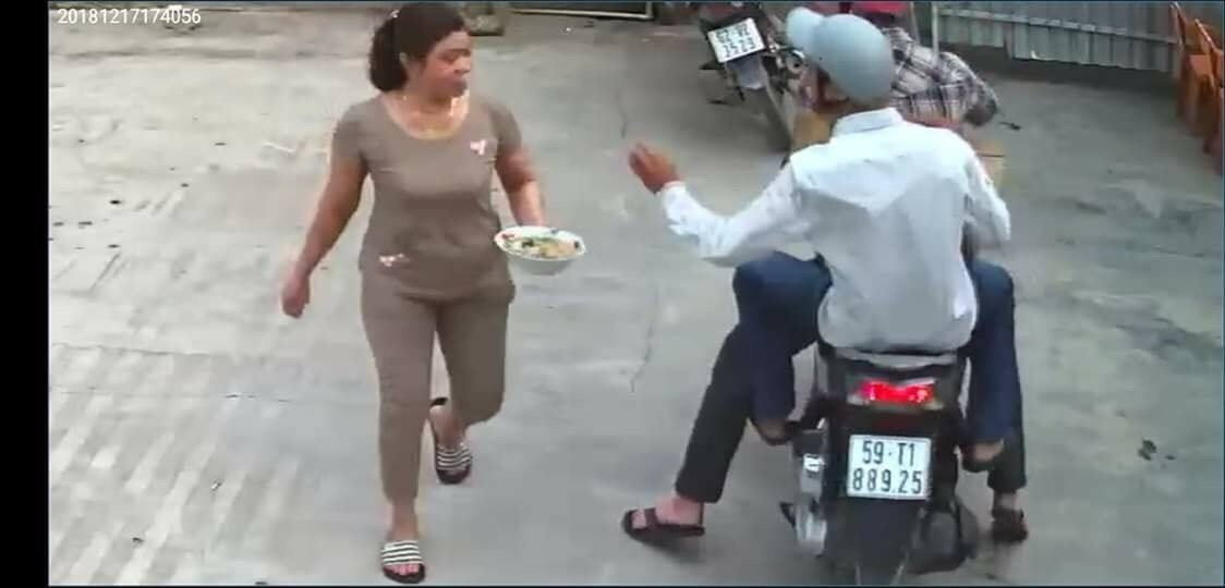 Bat hai thanh nien giat day chuyen nguoi di bo tren via he o Sai Gon hinh anh