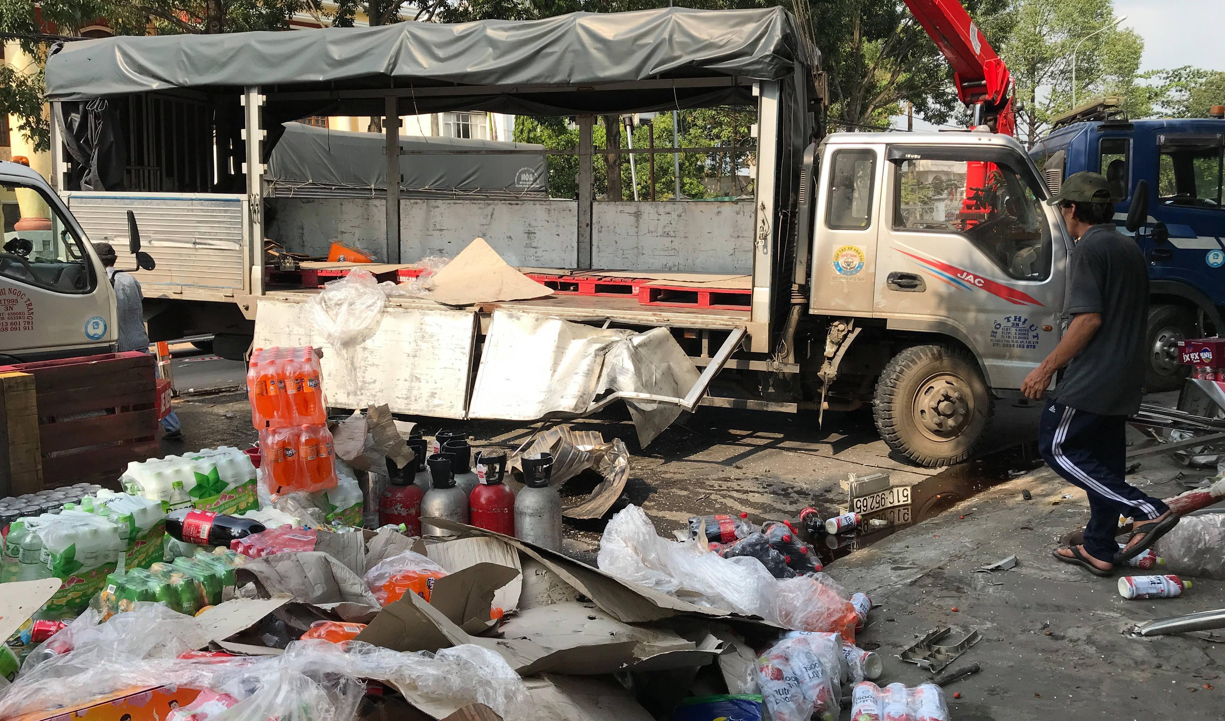 Hang tram thung nuoc ngot do ra duong, nguoi dan thu don giup tai xe hinh anh