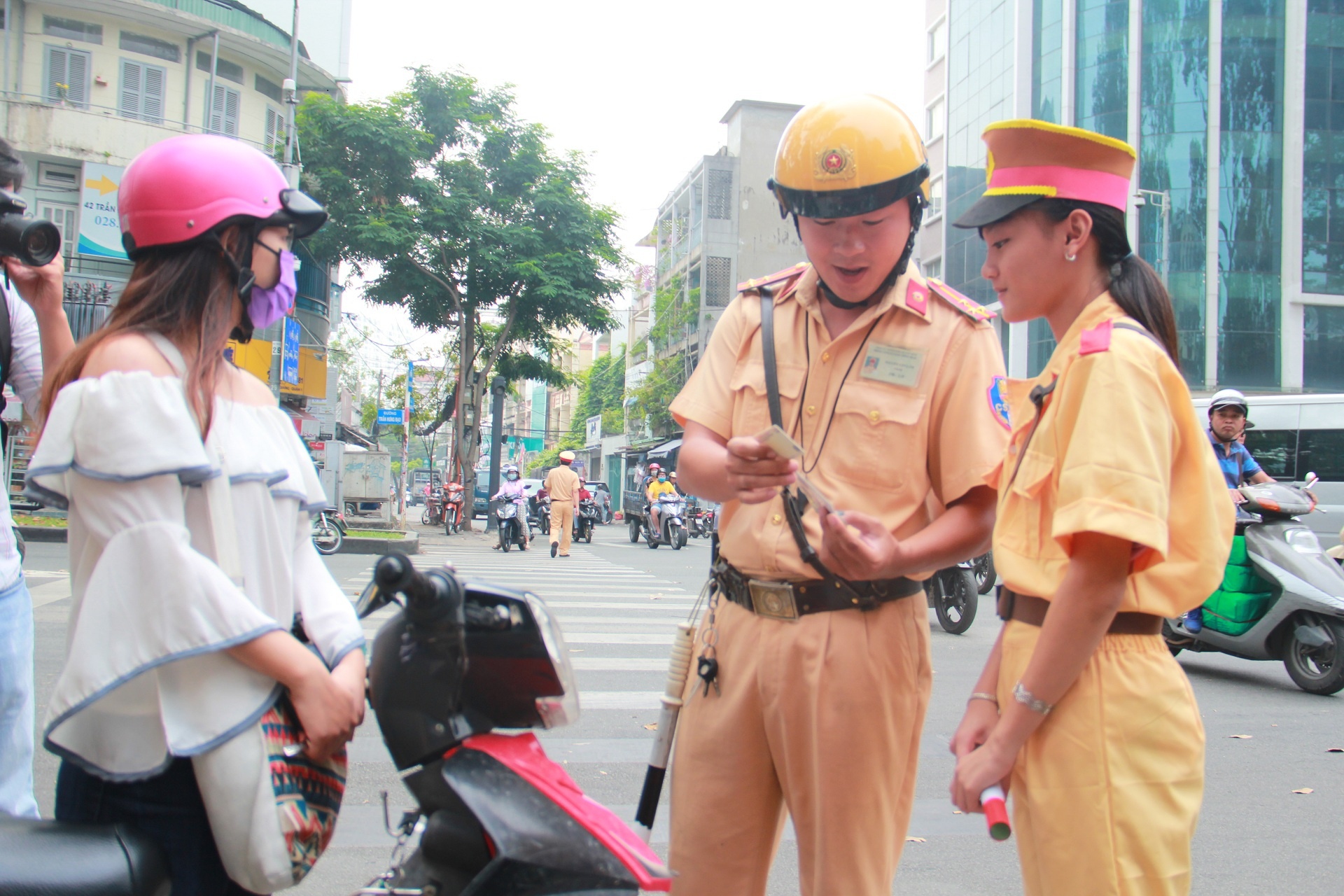 'Mot ngay lam chien si CSGT' cua hoc sinh TP.HCM hinh anh