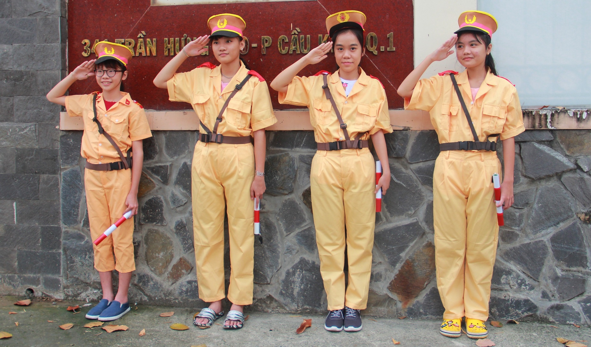 Hoc sinh tap lam CSGT anh 2