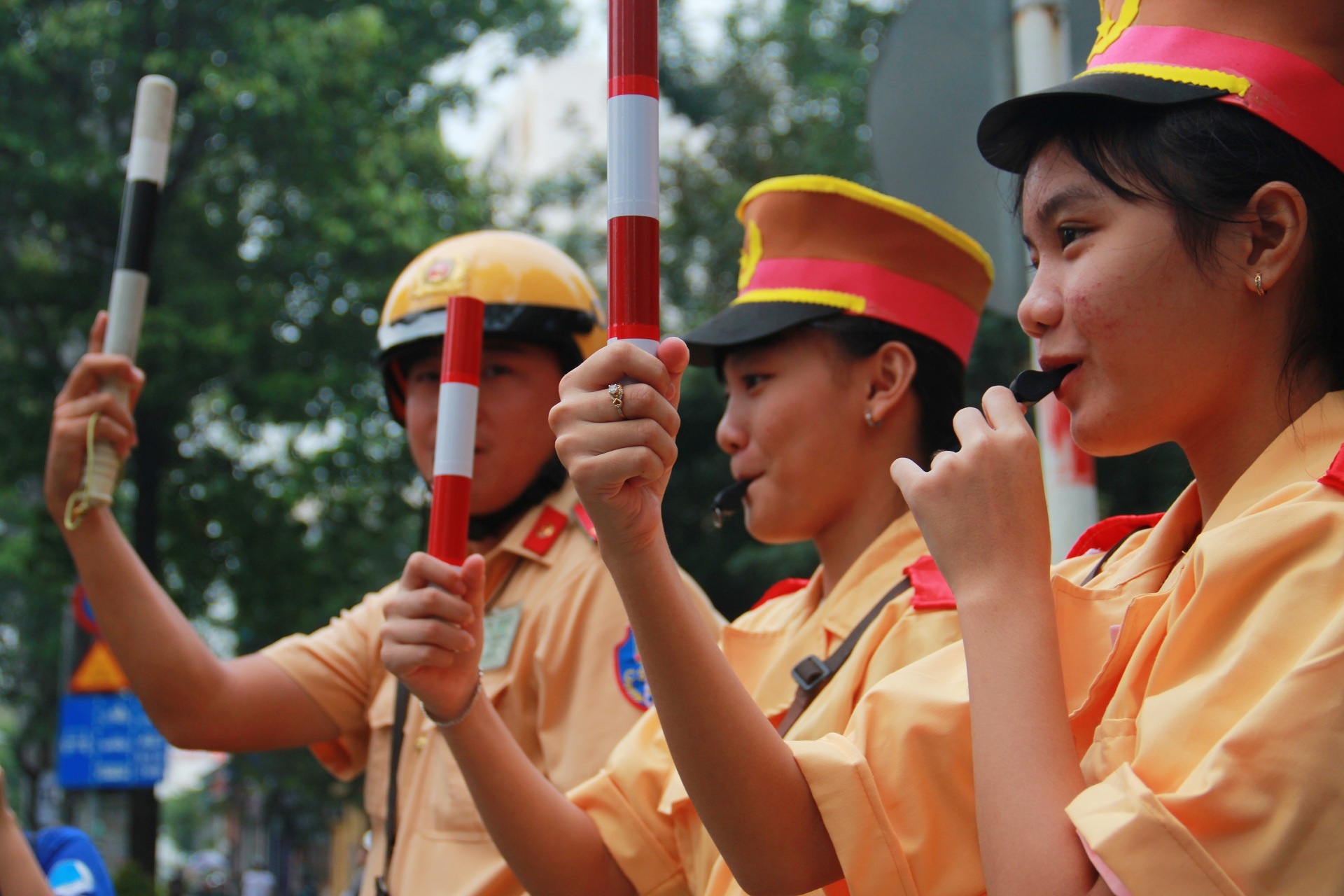 Hoc sinh tap lam CSGT anh 7