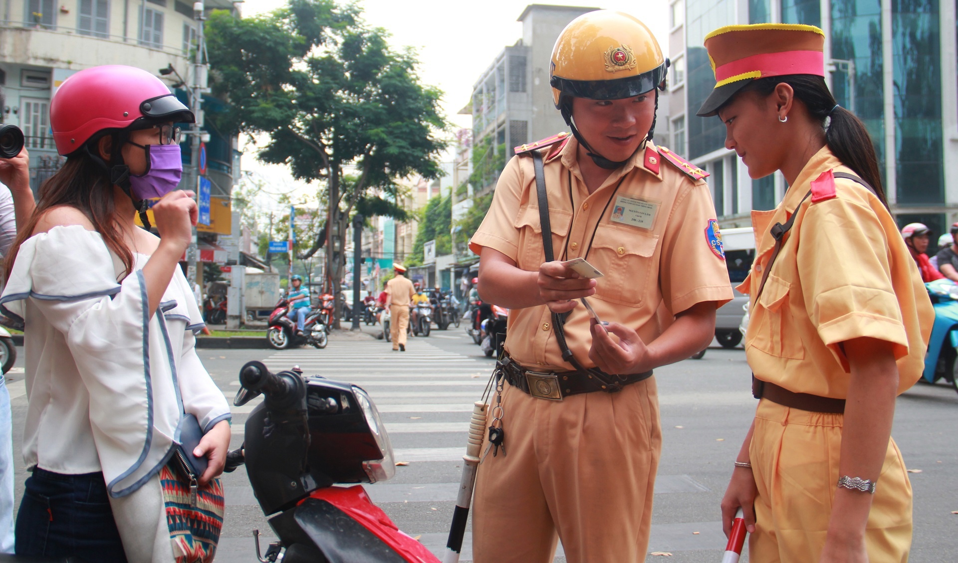 Hoc sinh tap lam CSGT anh 8