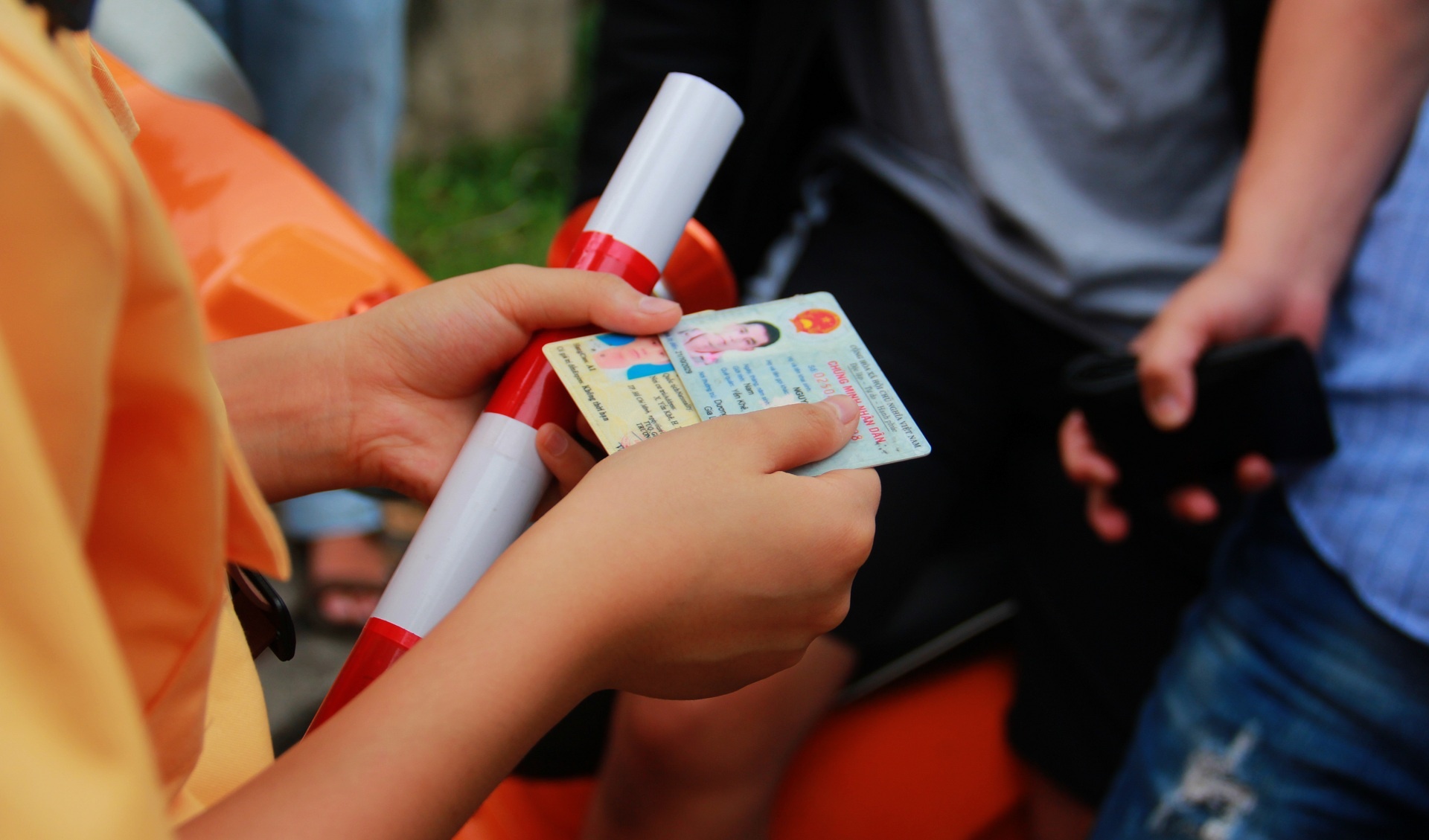 Hoc sinh tap lam CSGT anh 9