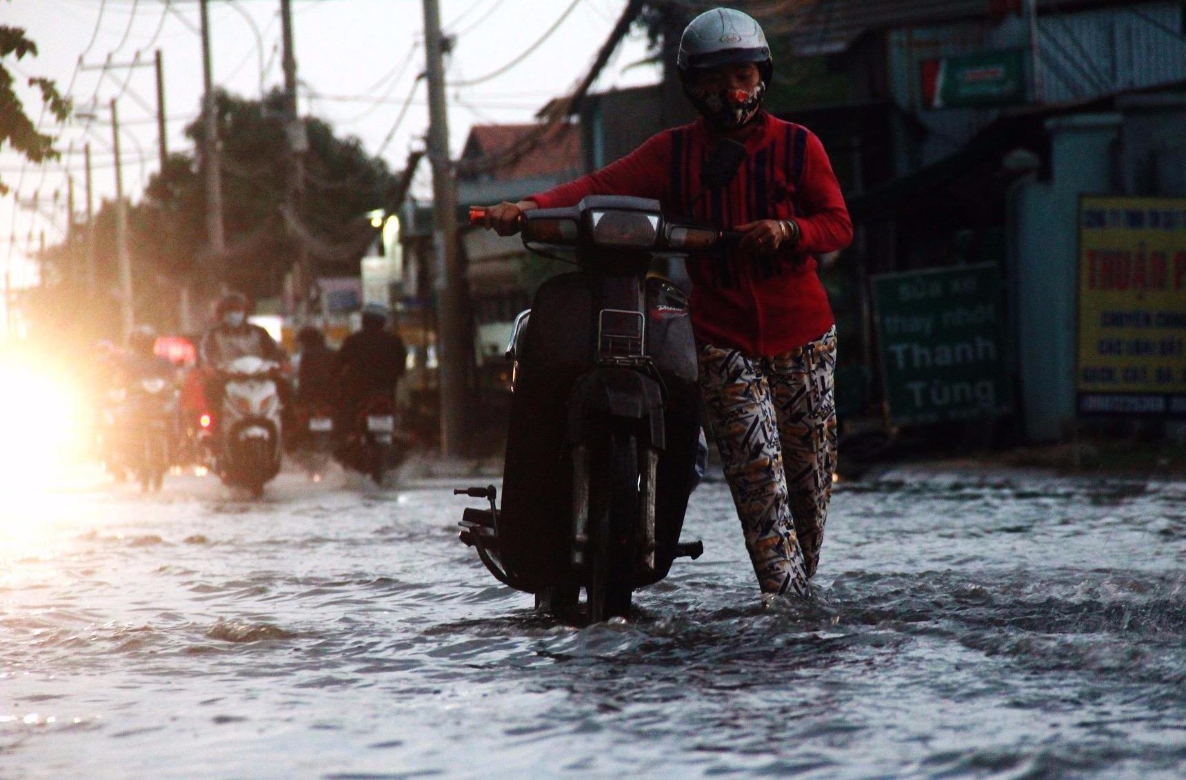 Trieu cuong ket hop mua lon, duong Sai Gon lai ngap hinh anh