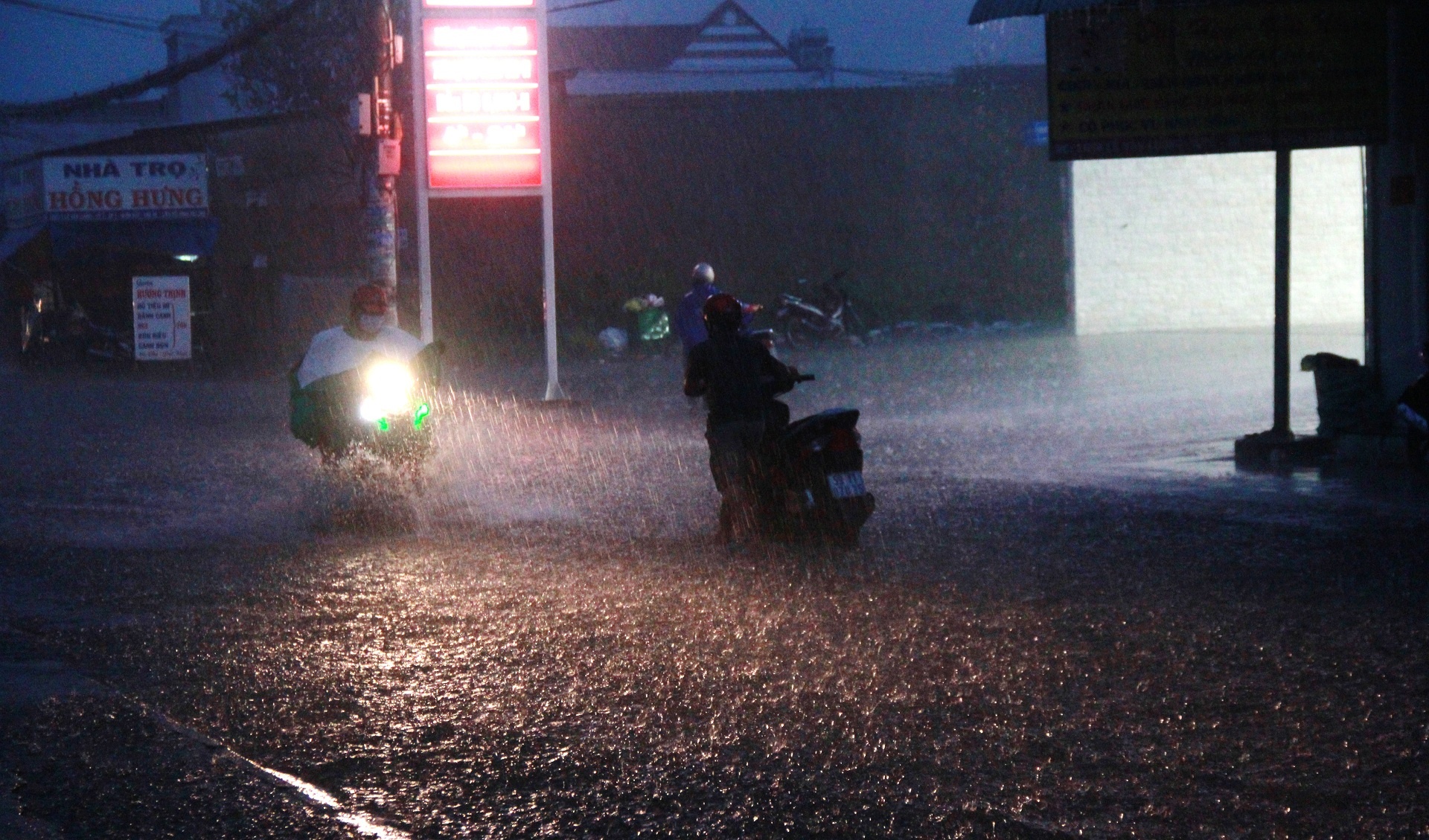 Trieu cuong ket hop mua lon, duong Sai Gon ngap sau hinh anh