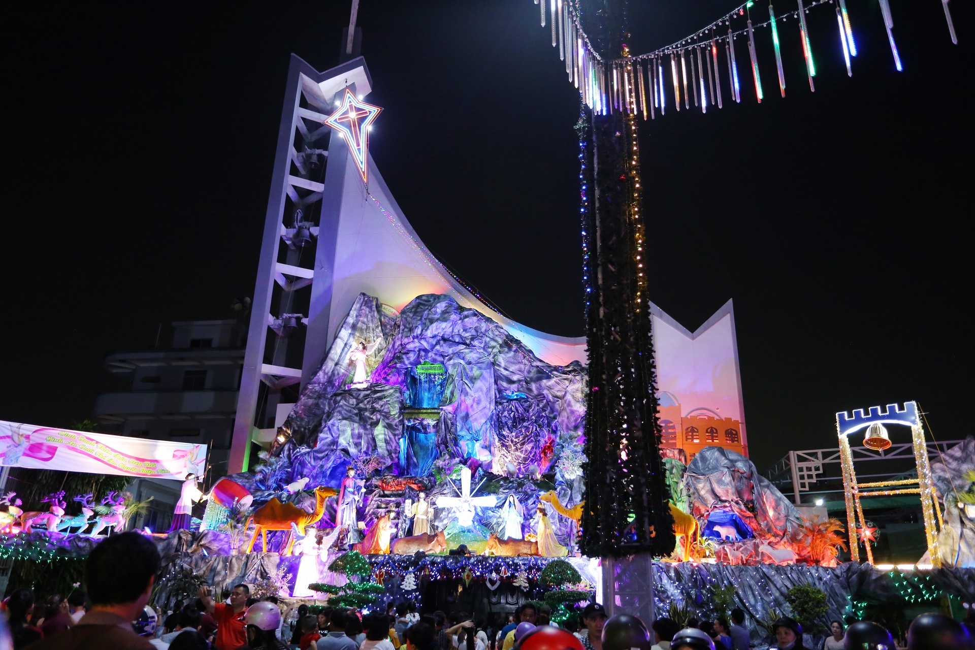 Nguoi Sai Gon ron rang di choi le Giang sinh hinh anh