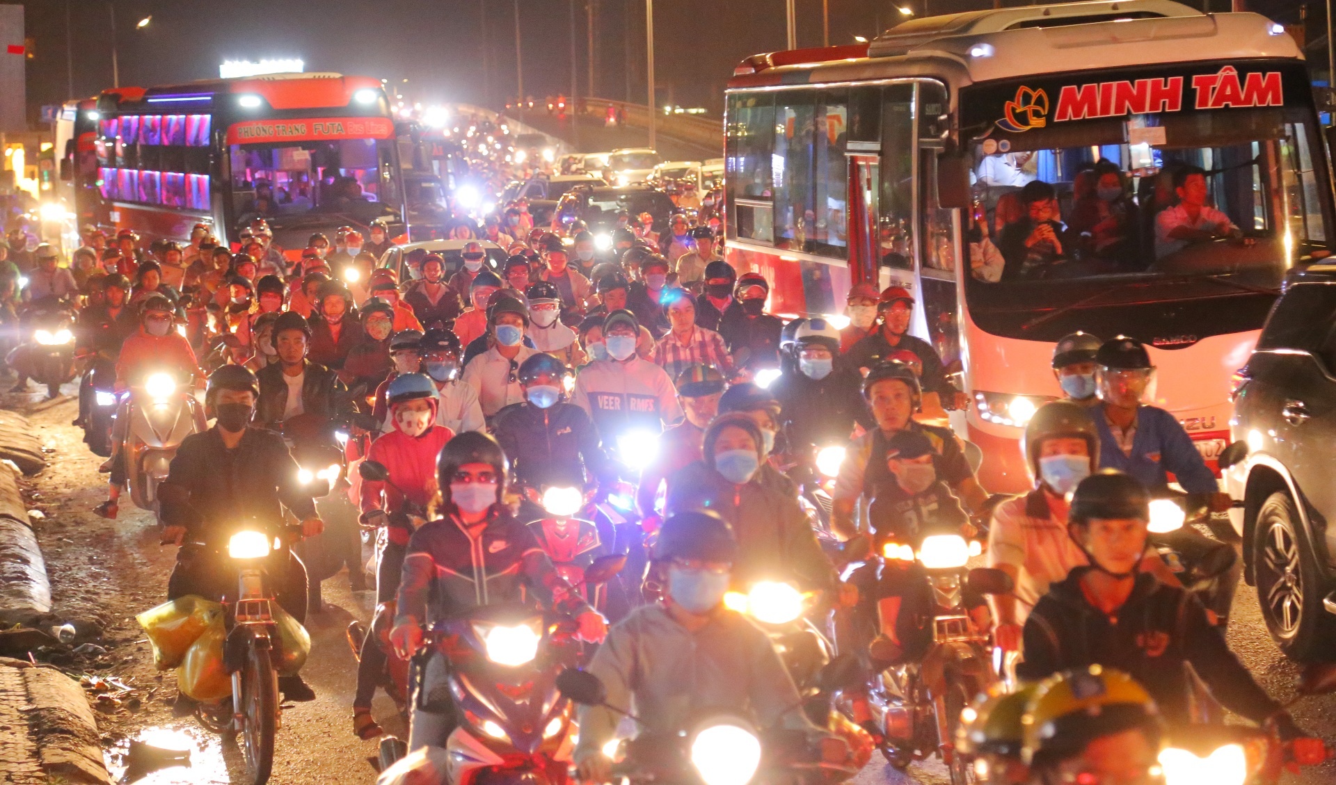 Nguoi dan tro lai thanh pho sau le, cua ngo phia tay Sai Gon un tac hinh anh