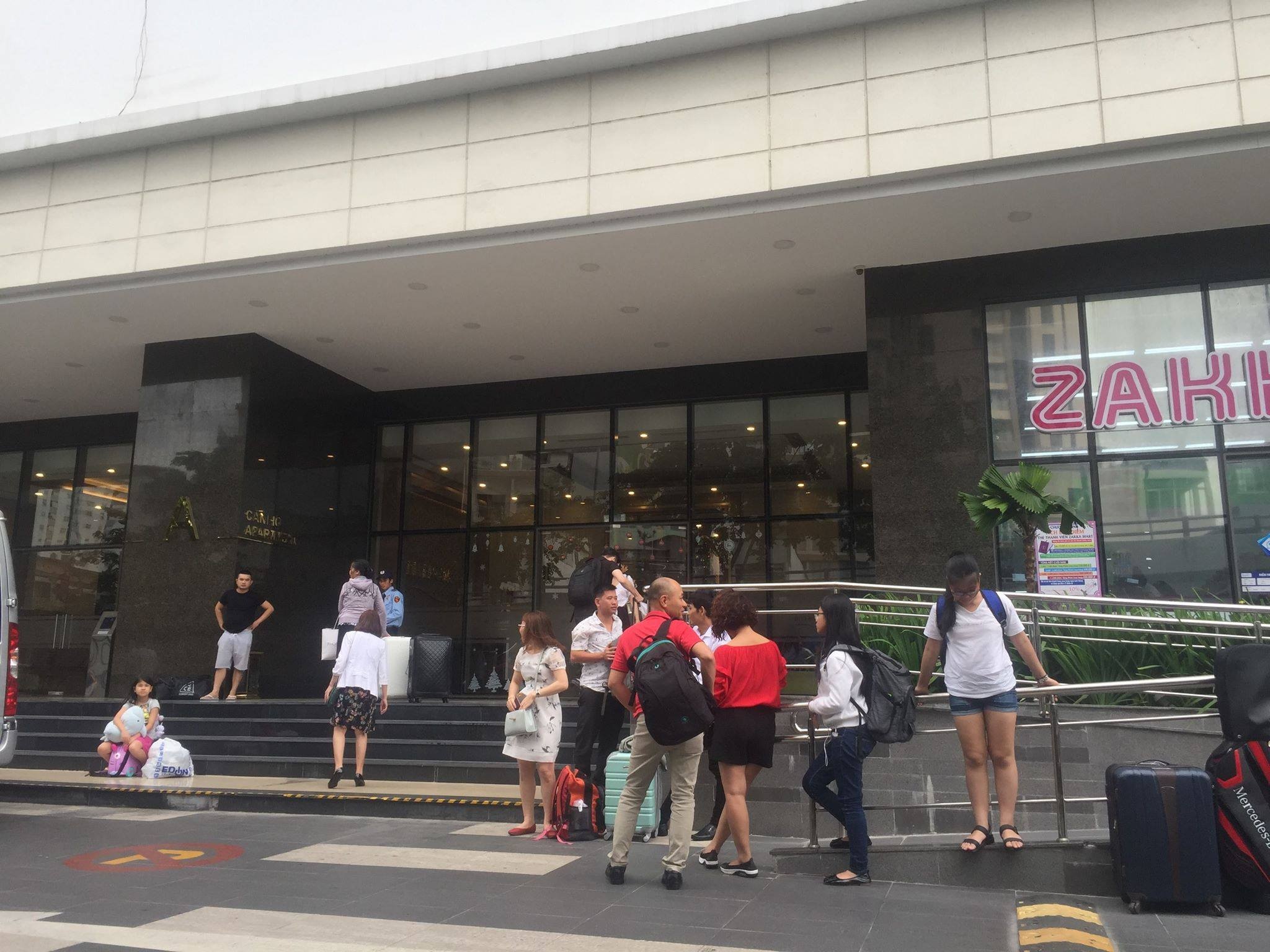 Bé trai 4 tuổi rơi từ tầng cao chung cư River Gate ảnh 1 Be trai 4 tuoi roi tu tang cao chung cu River Gate anh 1