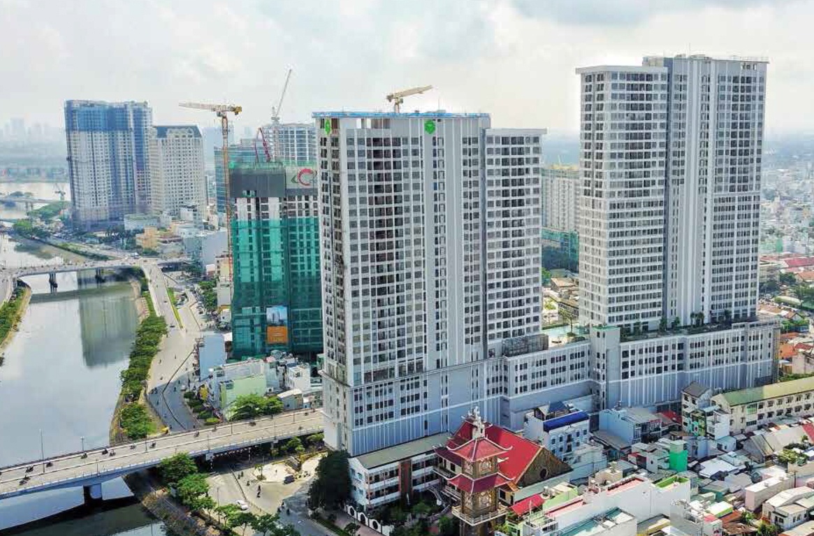 Be trai thiet mang sau khi roi tu tang cao chung cu River Gate hinh anh