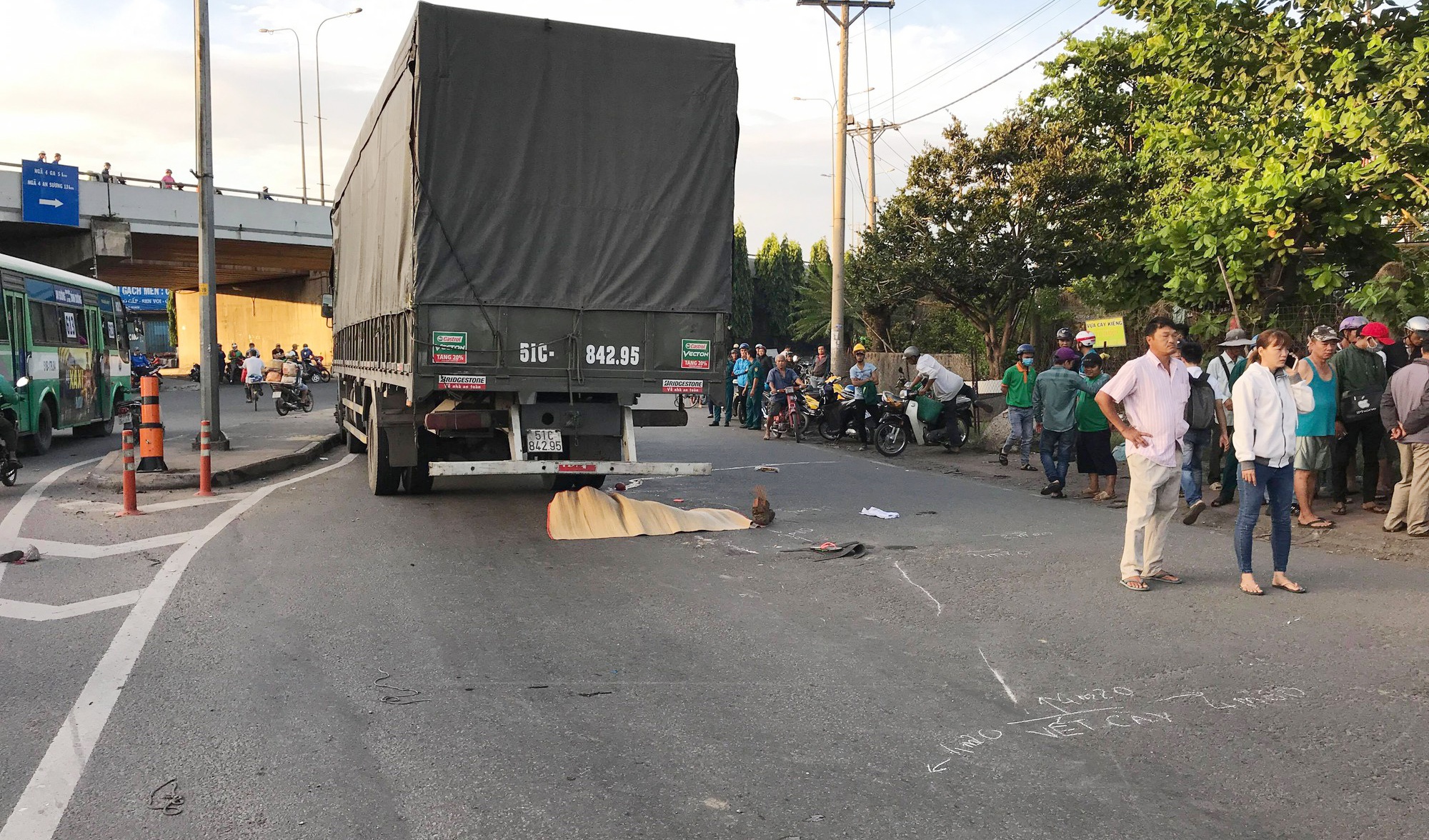 Tren duong di kham thai, mot phu nu bi xe tai can tu vong hinh anh