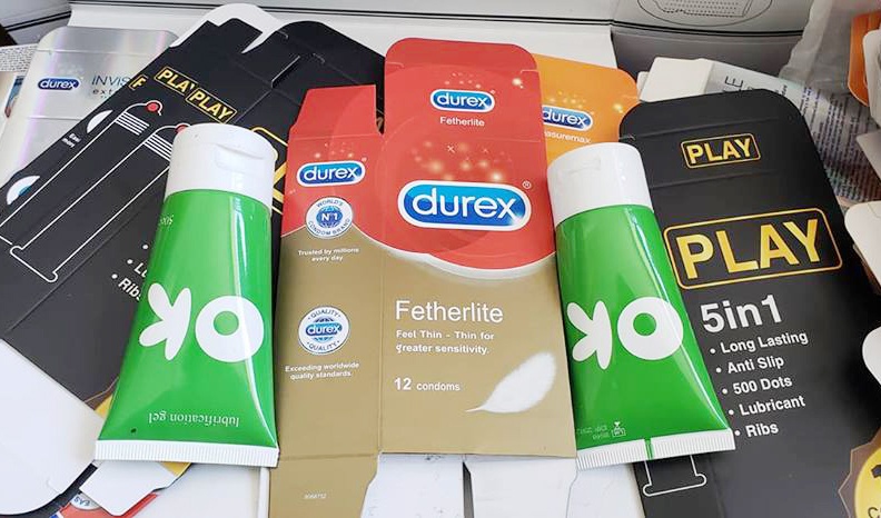 Phat hien hang tram nghin bao cao su, gel boi tron gia o Sai Gon hinh anh