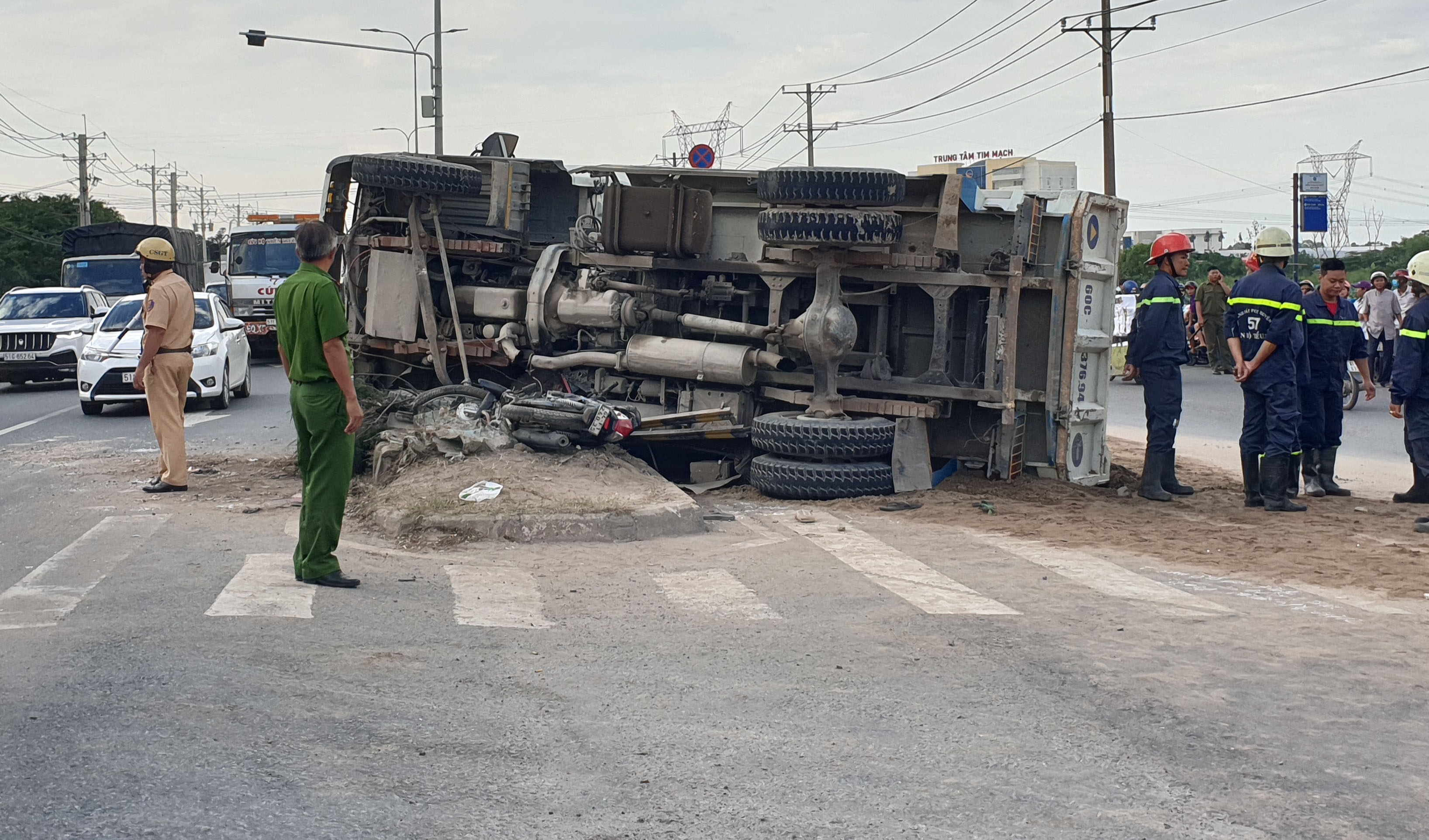 Xe tai lat tren quoc lo 22 sau tai nan khien 1 nguoi chet hinh anh