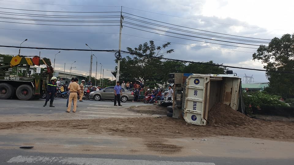 Xe tai lat sau va cham 2 xe may, de mot nguoi tu vong hinh anh