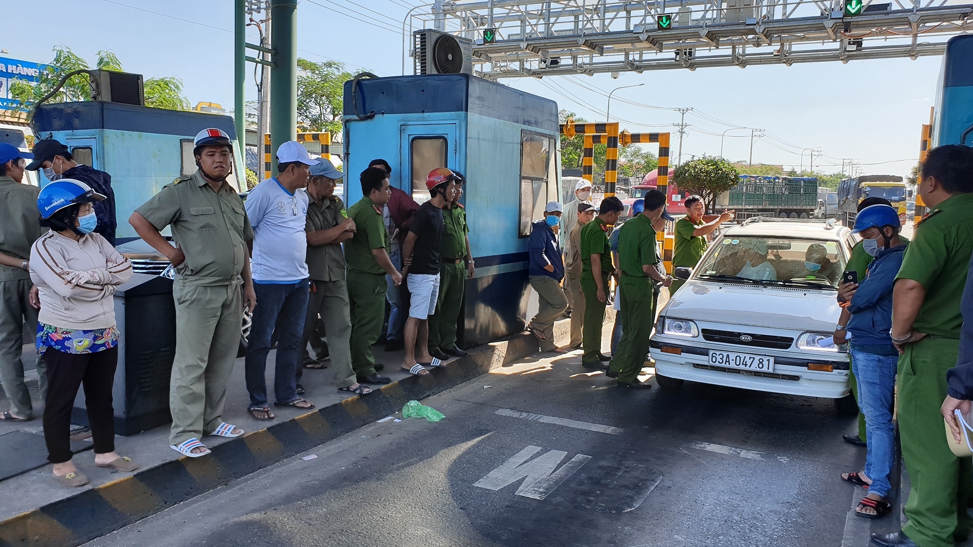 Tai xe dung oto tai BOT An Suong - An Lac hinh anh