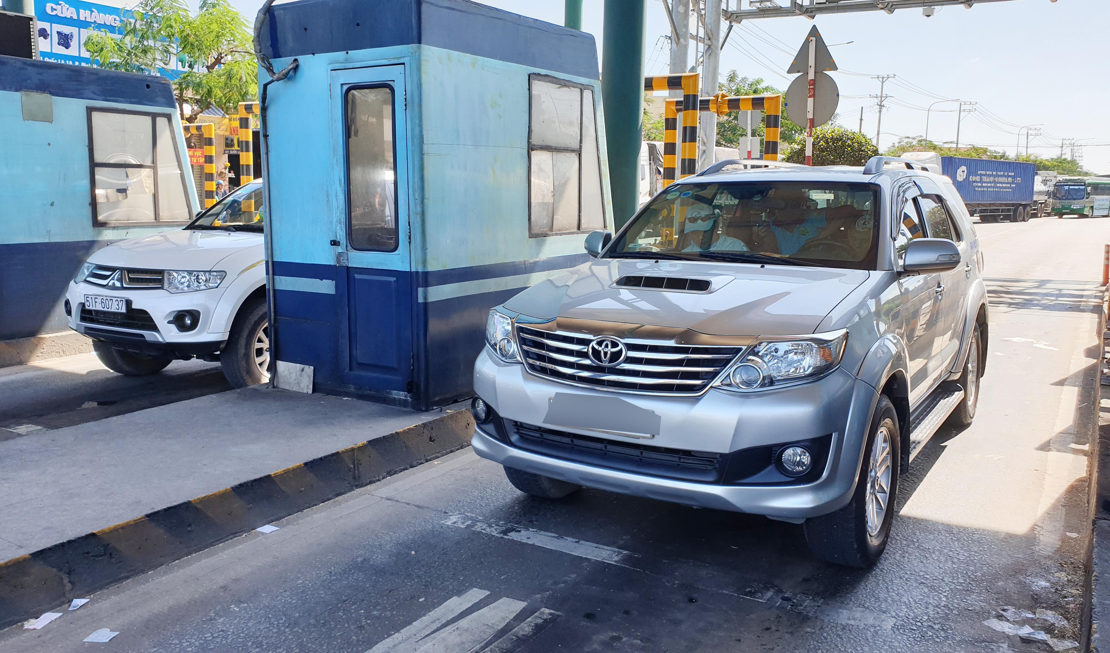 Tai xe dung oto hon 4 gio phan doi thu phi o BOT An Suong - An Lac hinh anh