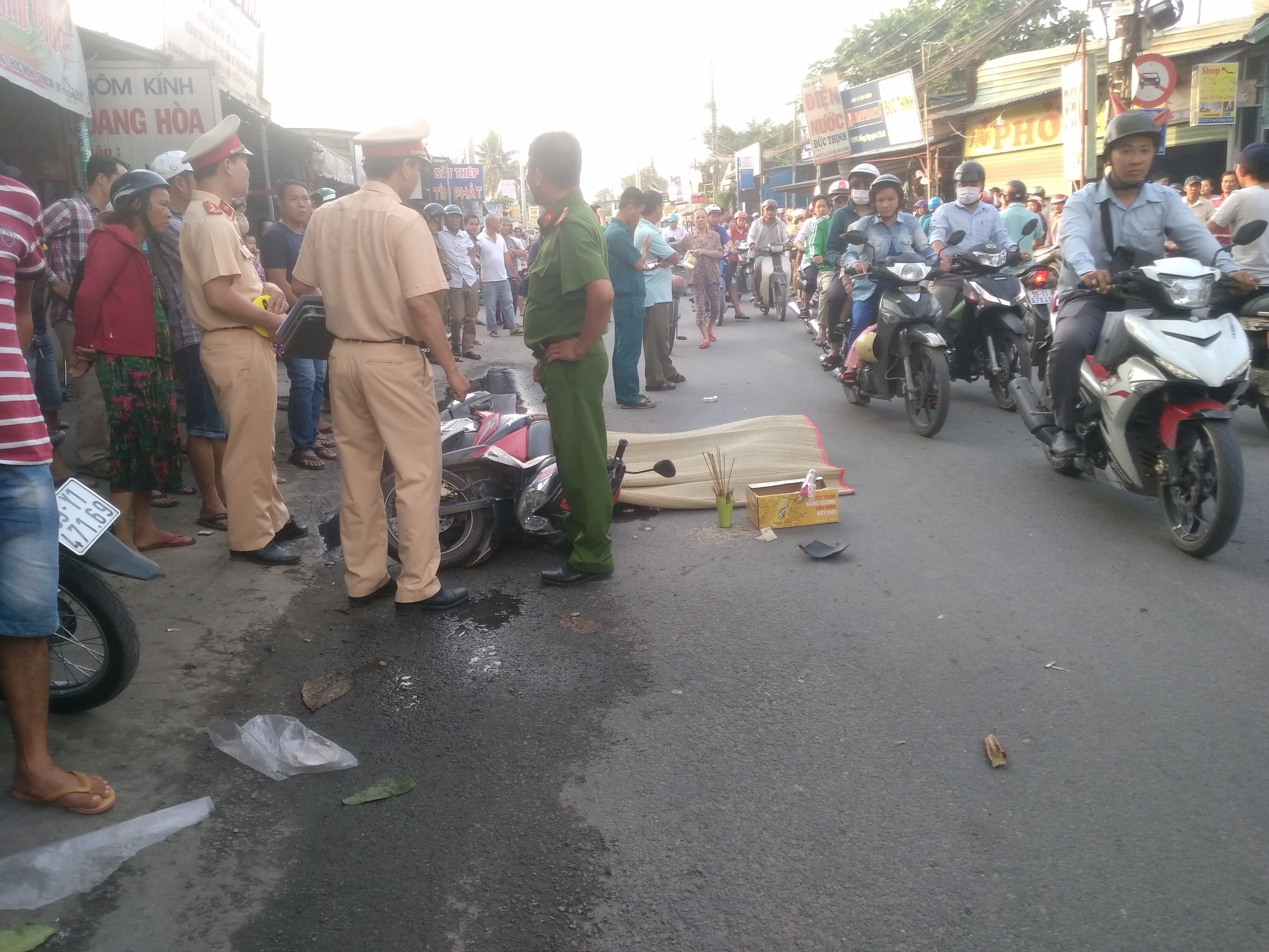 Phanh gap tranh phuong tien khac, co gai tu vong duoi banh xe tai hinh anh